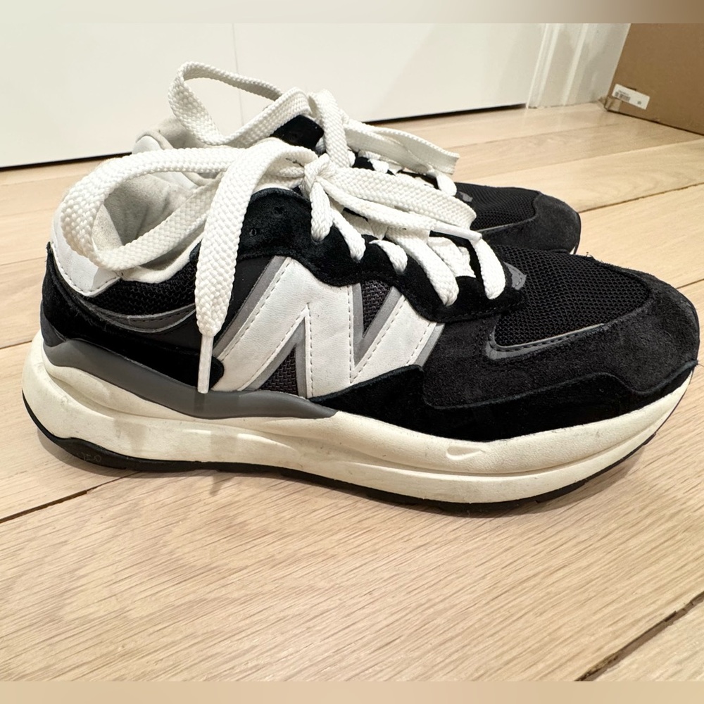 New Balance 5740 Black White Chunky Dad Sneakers Size 9 - Picture 3 of 5